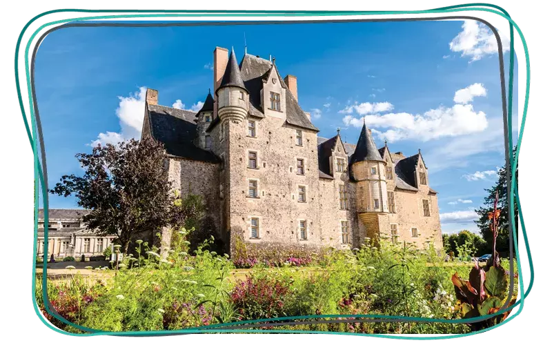Le Château de Baugé dans un cadre composé de trois lignes.