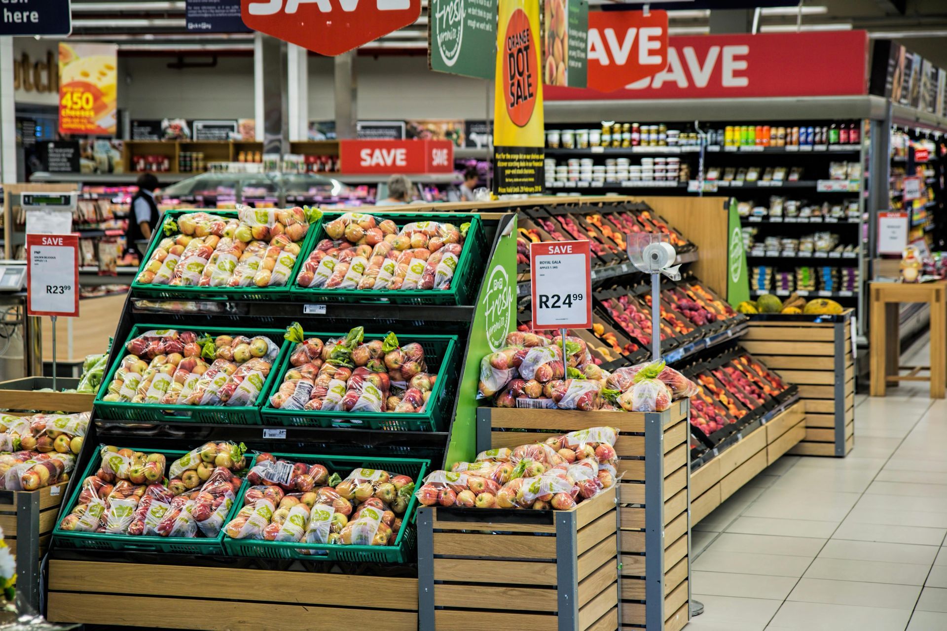 A grocery store filled with lots of fruits and vegetables.