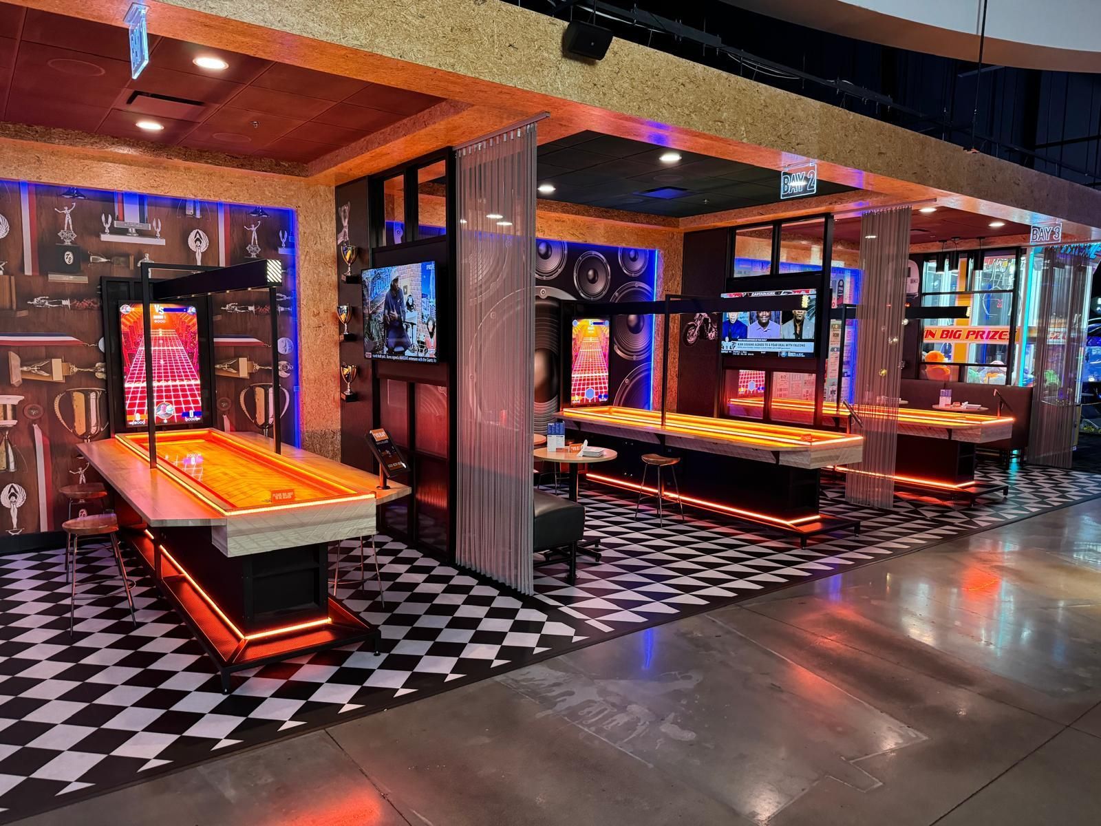 Shuffleboards bij Dave & Busters