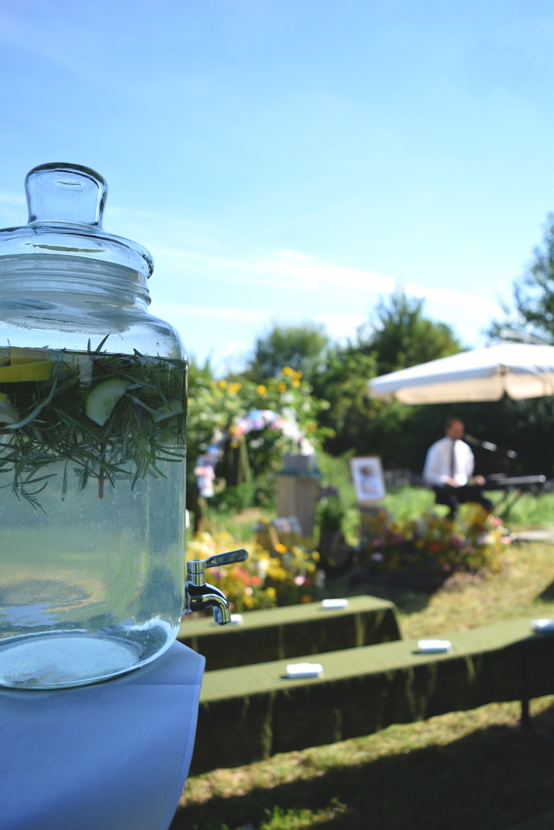 Draußen steht ein Krug Limonade auf einem Tisch.