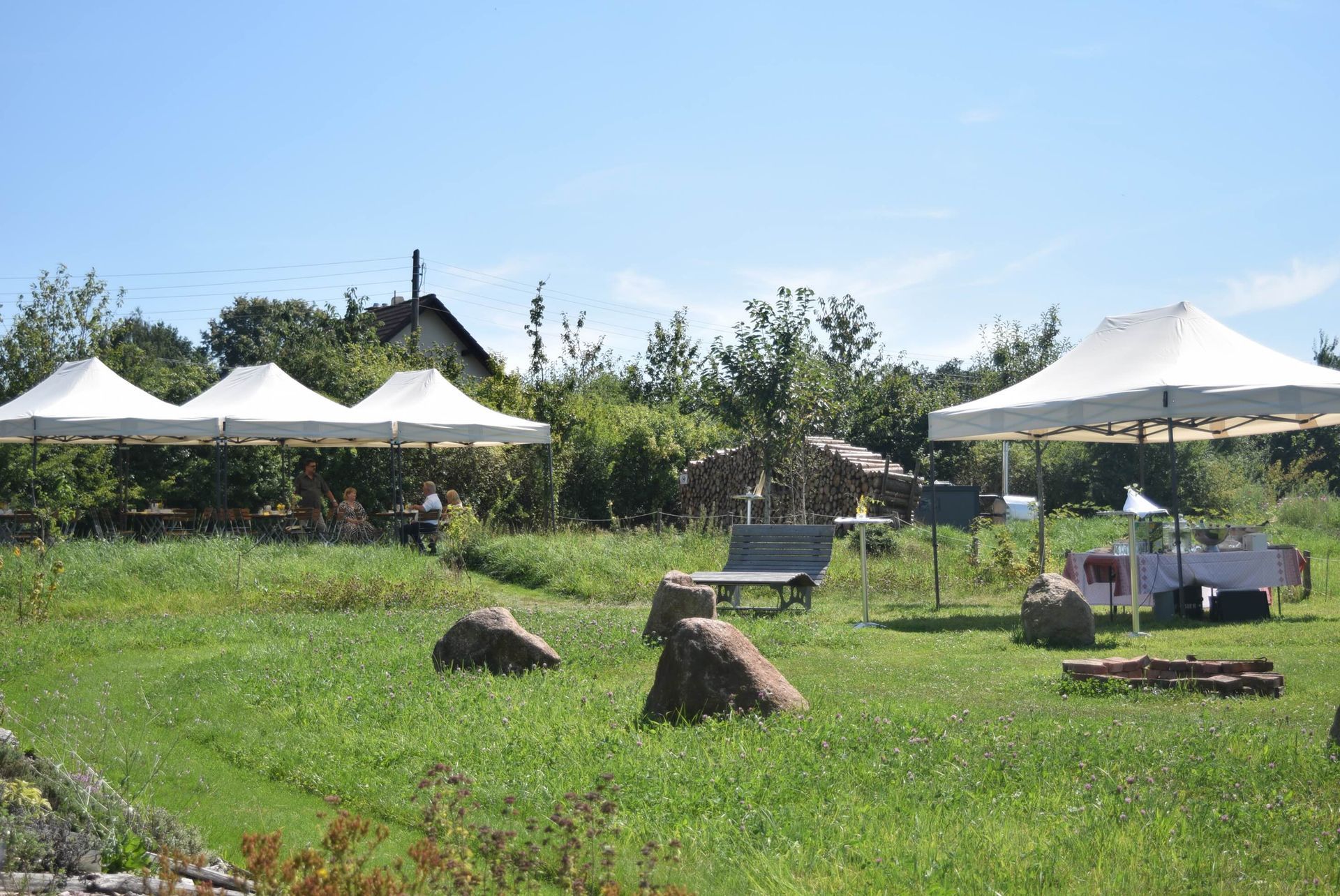 Ein Feld mit vielen Zelten und Felsen darin