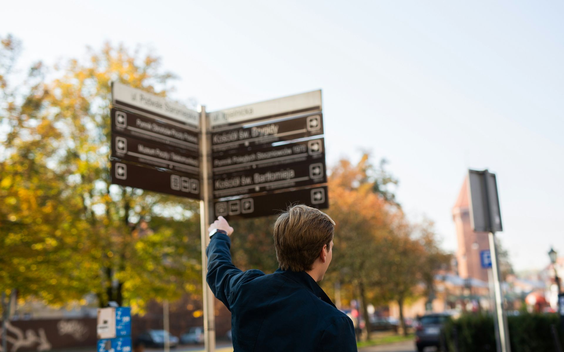 Man looking at sign, searching to know the difference between a psychotherapist and psychologist