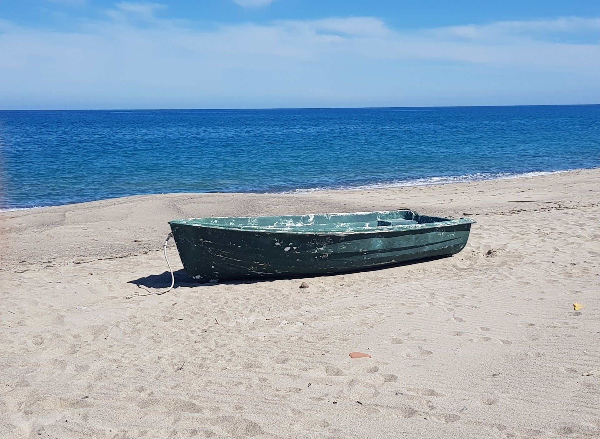 Foto reale della spiaggia sita di fronte la struttura (la barca potreste non trovarla al vostro arrivo!)