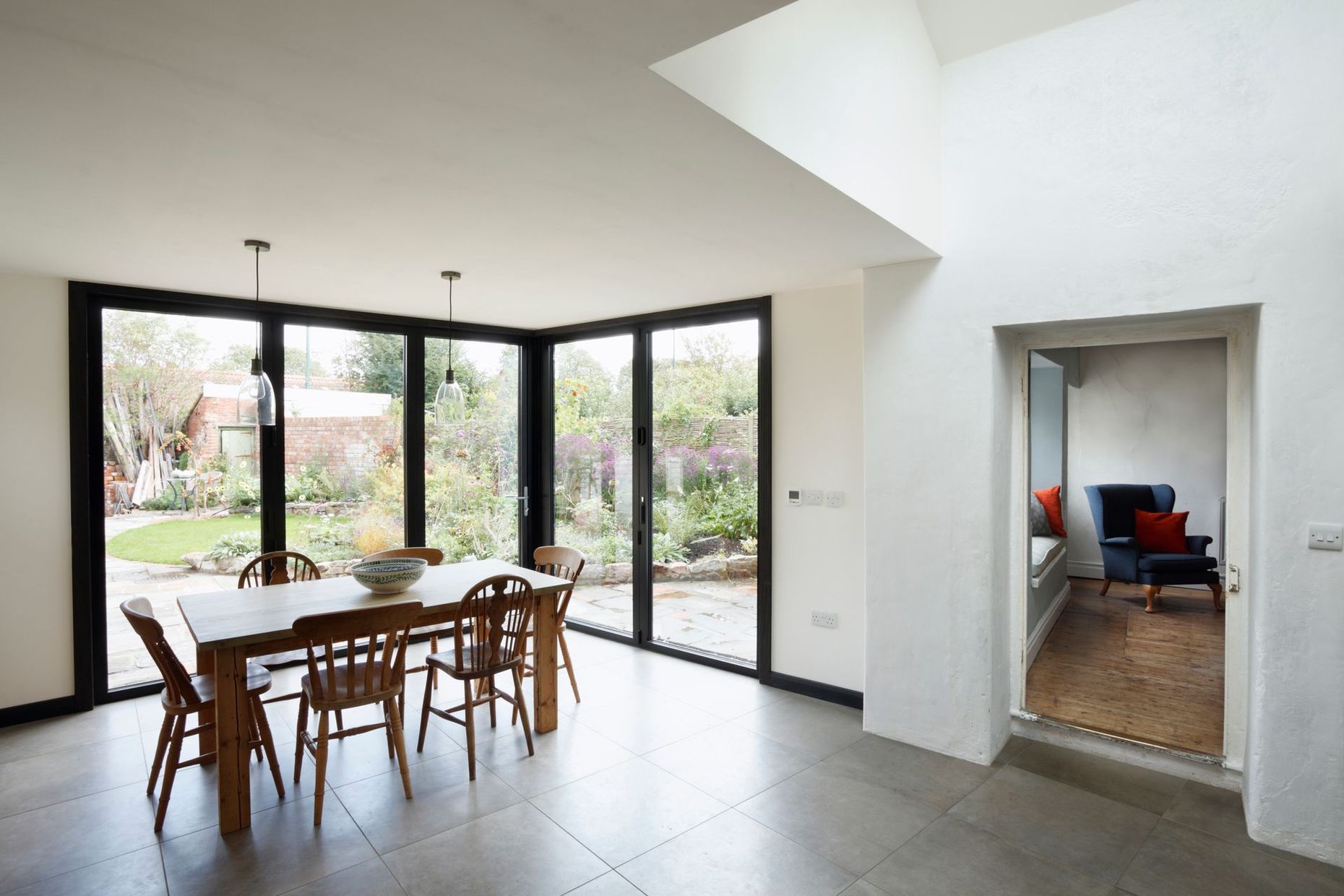 Una sala da pranzo con tavolo, sedie e molte finestre.