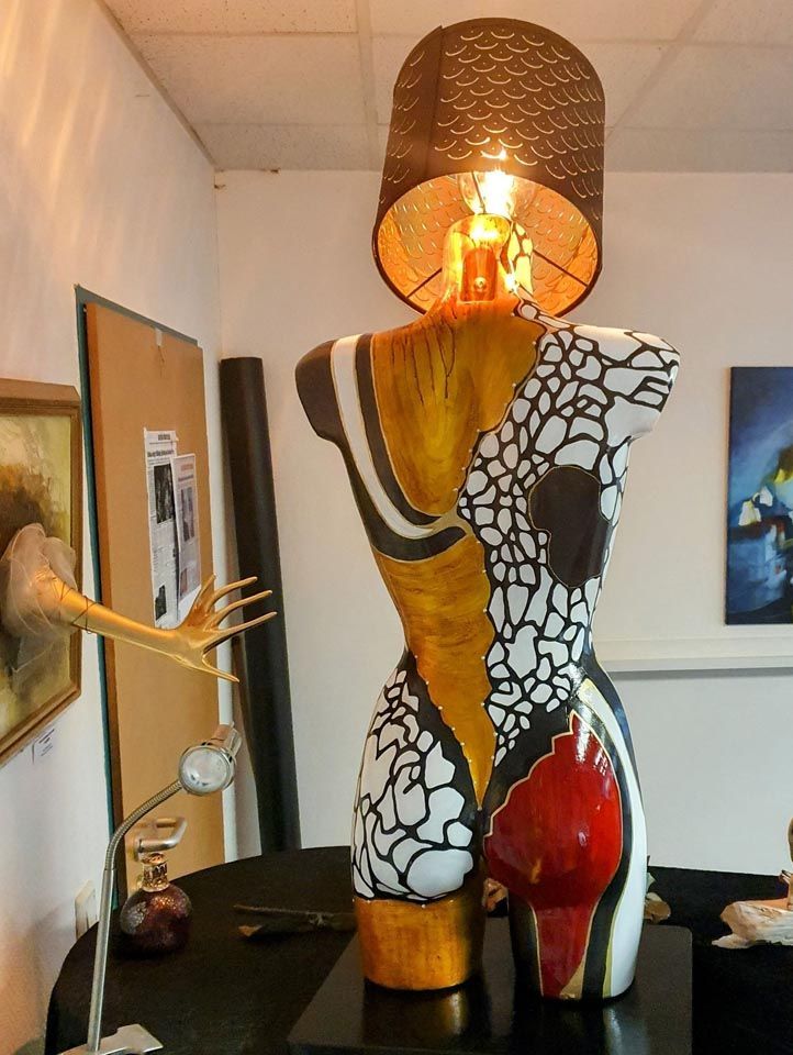 Eine Statue einer Frau mit einer Lampe darauf