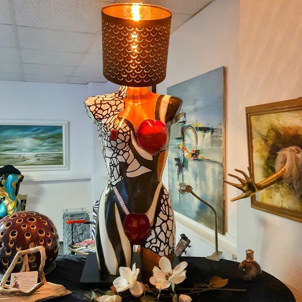 Eine Statue einer Frau mit einer Lampe darauf