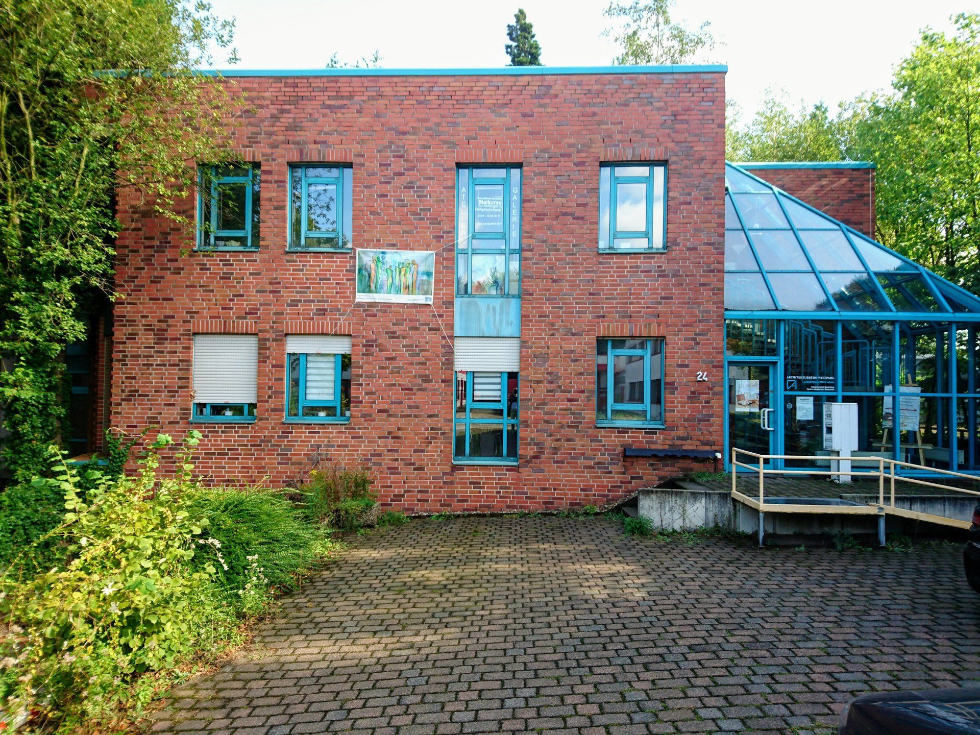 Ein großes rotes Backsteingebäude mit einem Glasdach