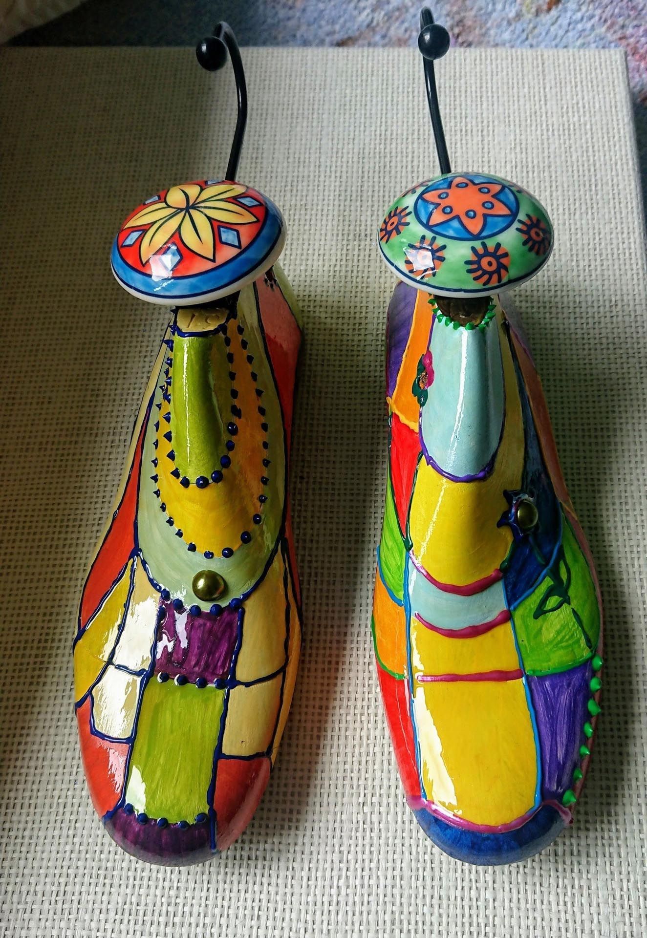 Ein Paar bunte Schuhspanner auf einem Tisch