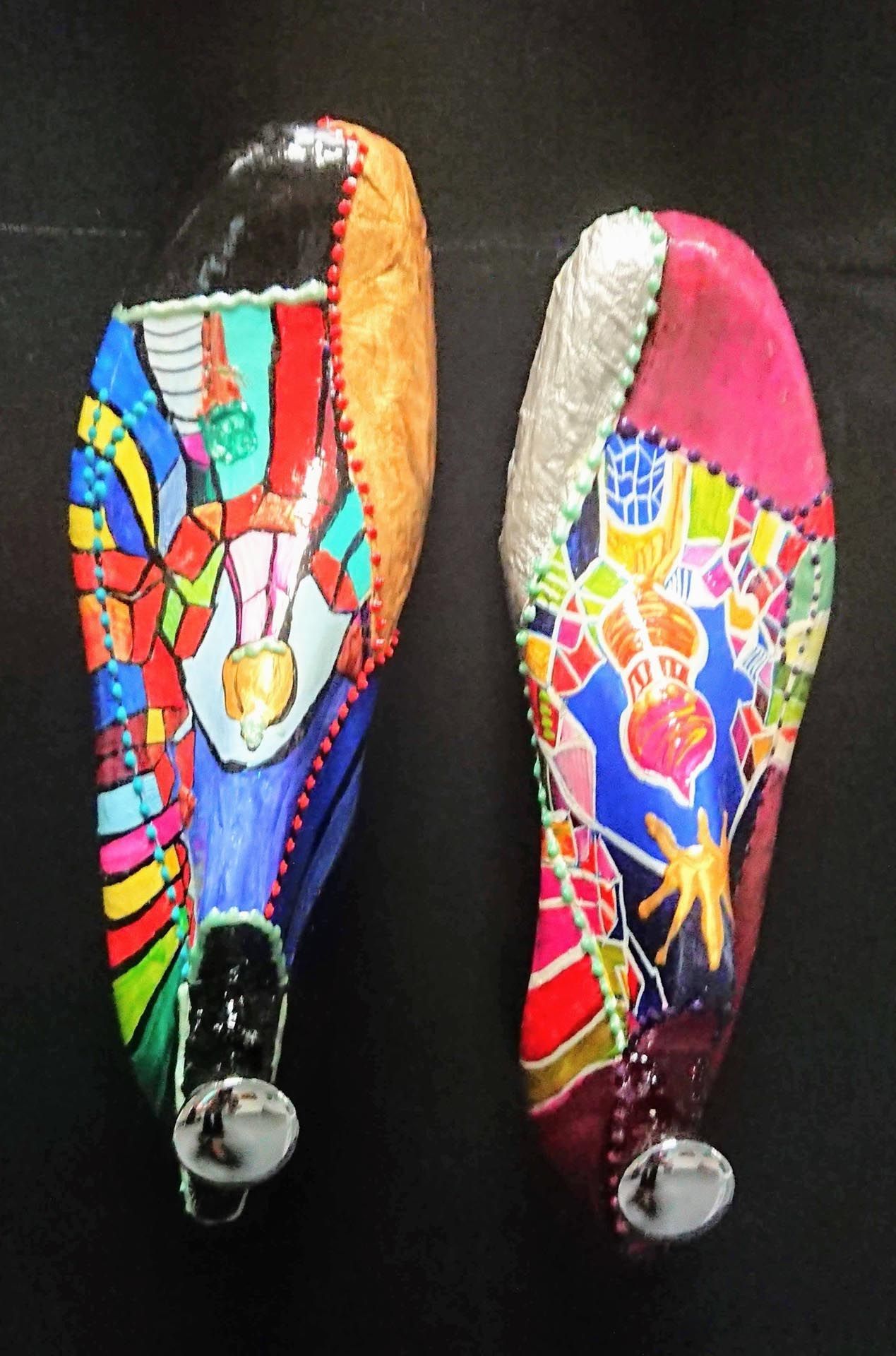 Ein Paar Schuhe mit einem bunten Design darauf