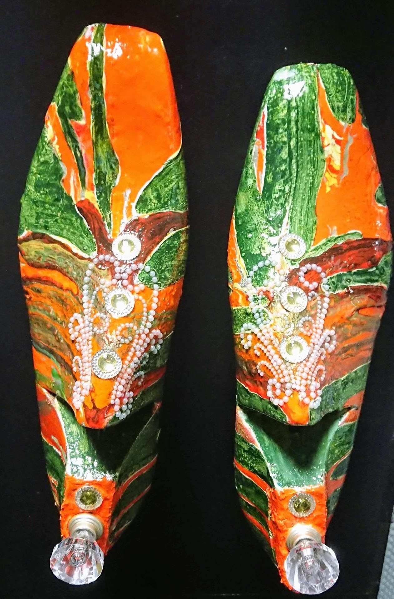 Ein Paar orange und grüne Schuhe mit durchsichtigen Griffen