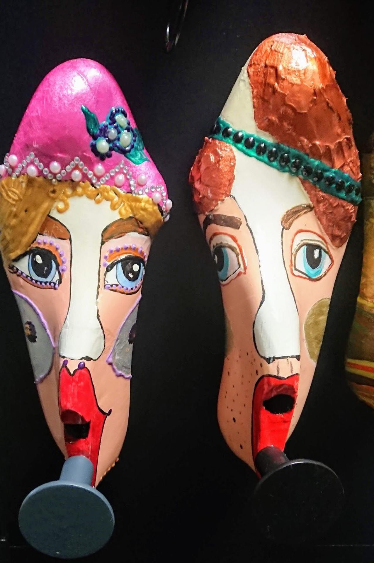 Ein Paar Schuhe mit aufgemalten Gesichtern