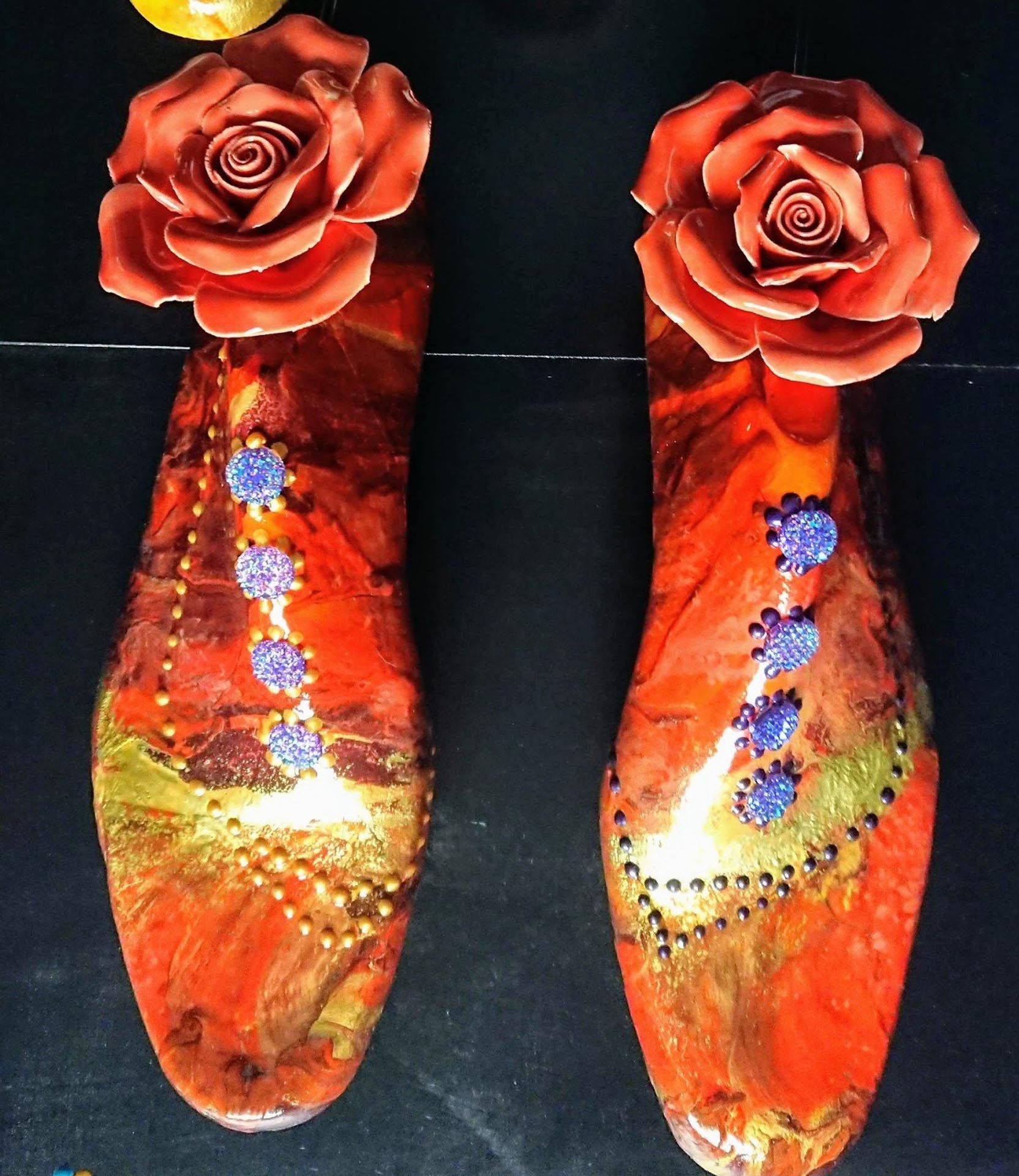 Ein Paar rote Schuhe mit Rosen darauf