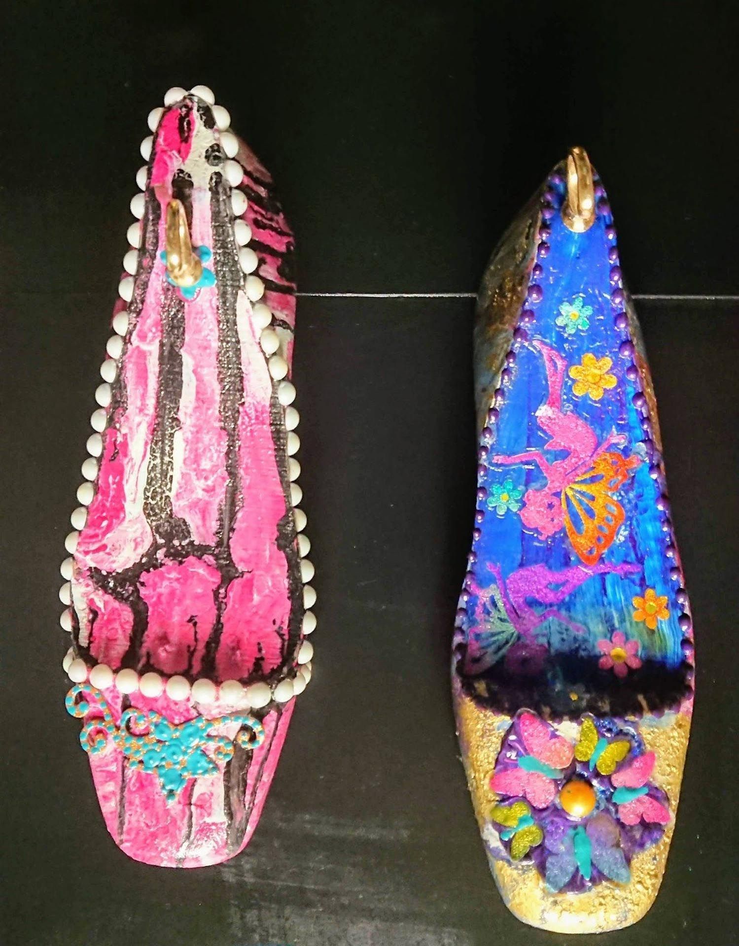 Ein Paar Schuhe mit Perlen und Blumen darauf