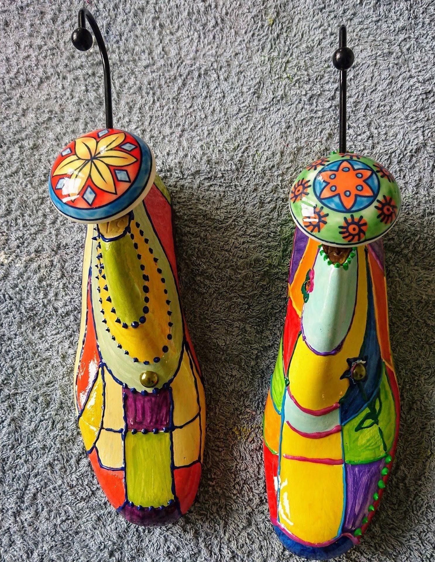 Ein Paar bunte Salz- und Pfefferstreuer in Schuhform