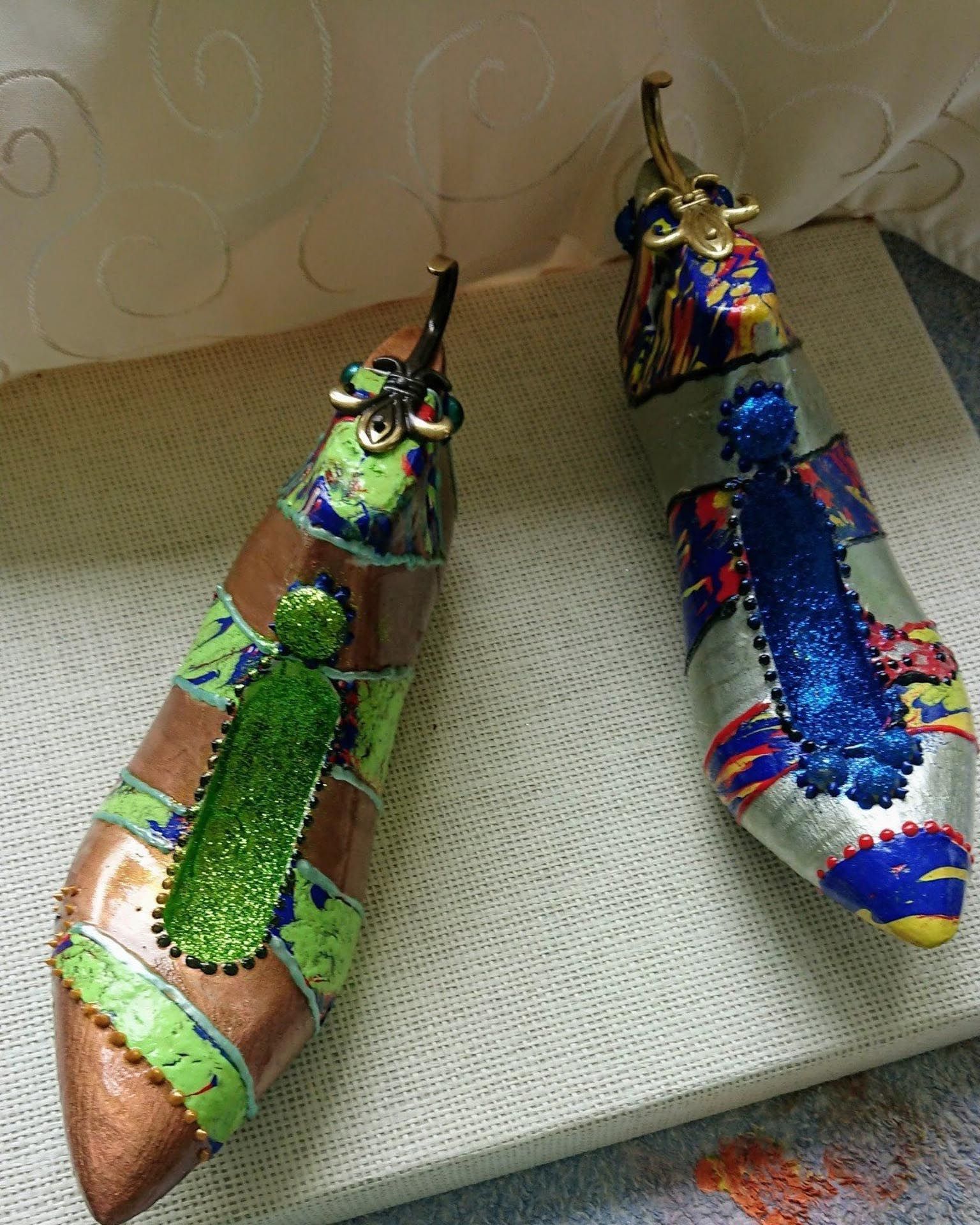 Ein Paar bunte Schuhe liegen auf einem Tisch