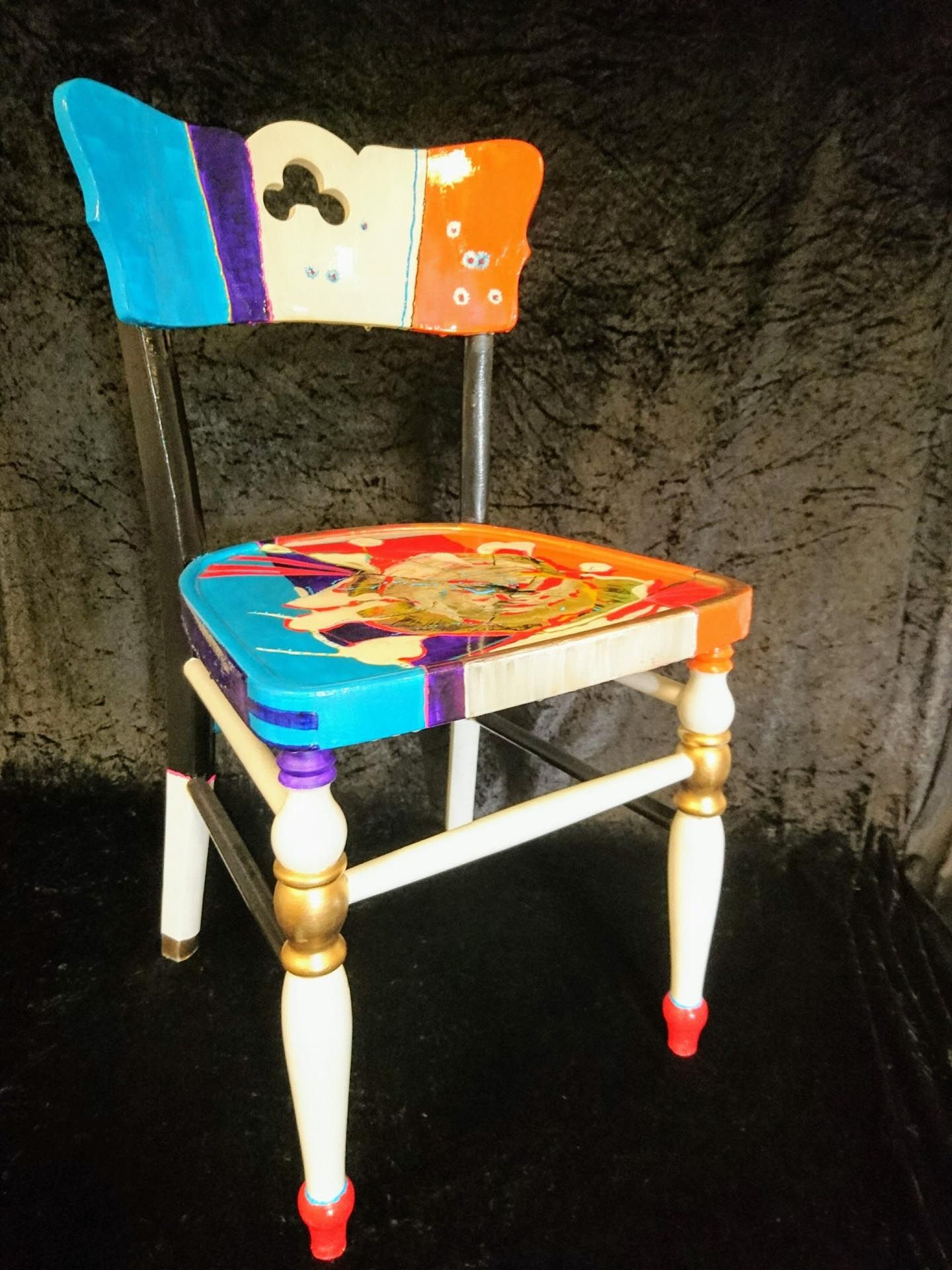 Ein bunter Stuhl mit einer Mickey Maus auf der Rückenlehne