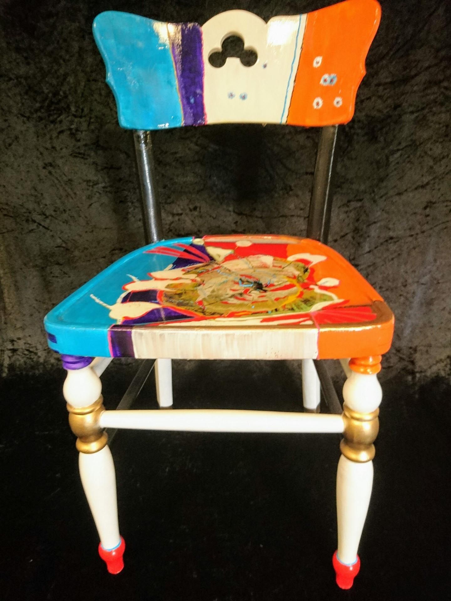 Ein bunter Stuhl mit einer Mickey Maus auf der Rückenlehne