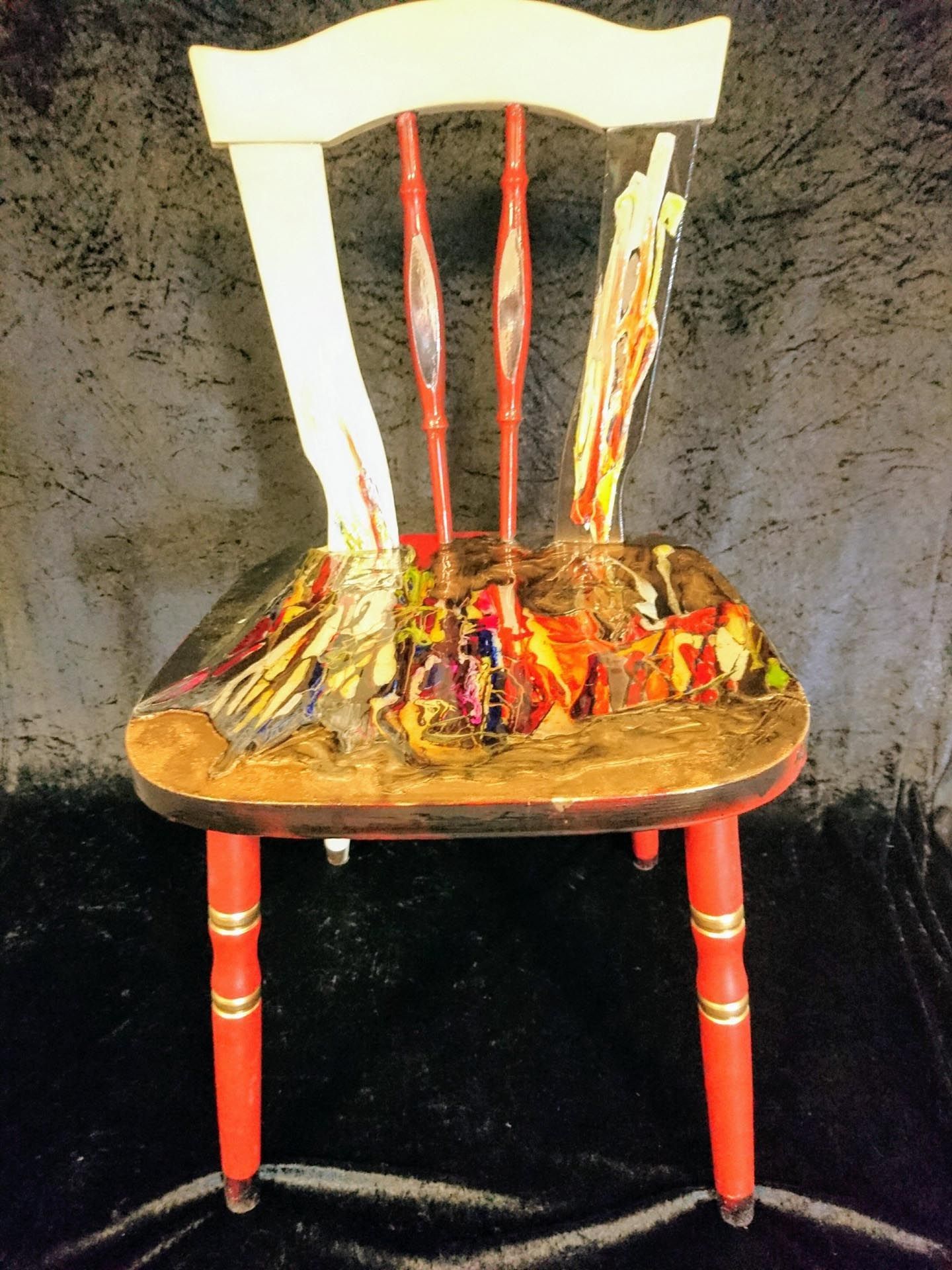 Ein Stuhl mit einem Gemälde auf der Rückenlehne