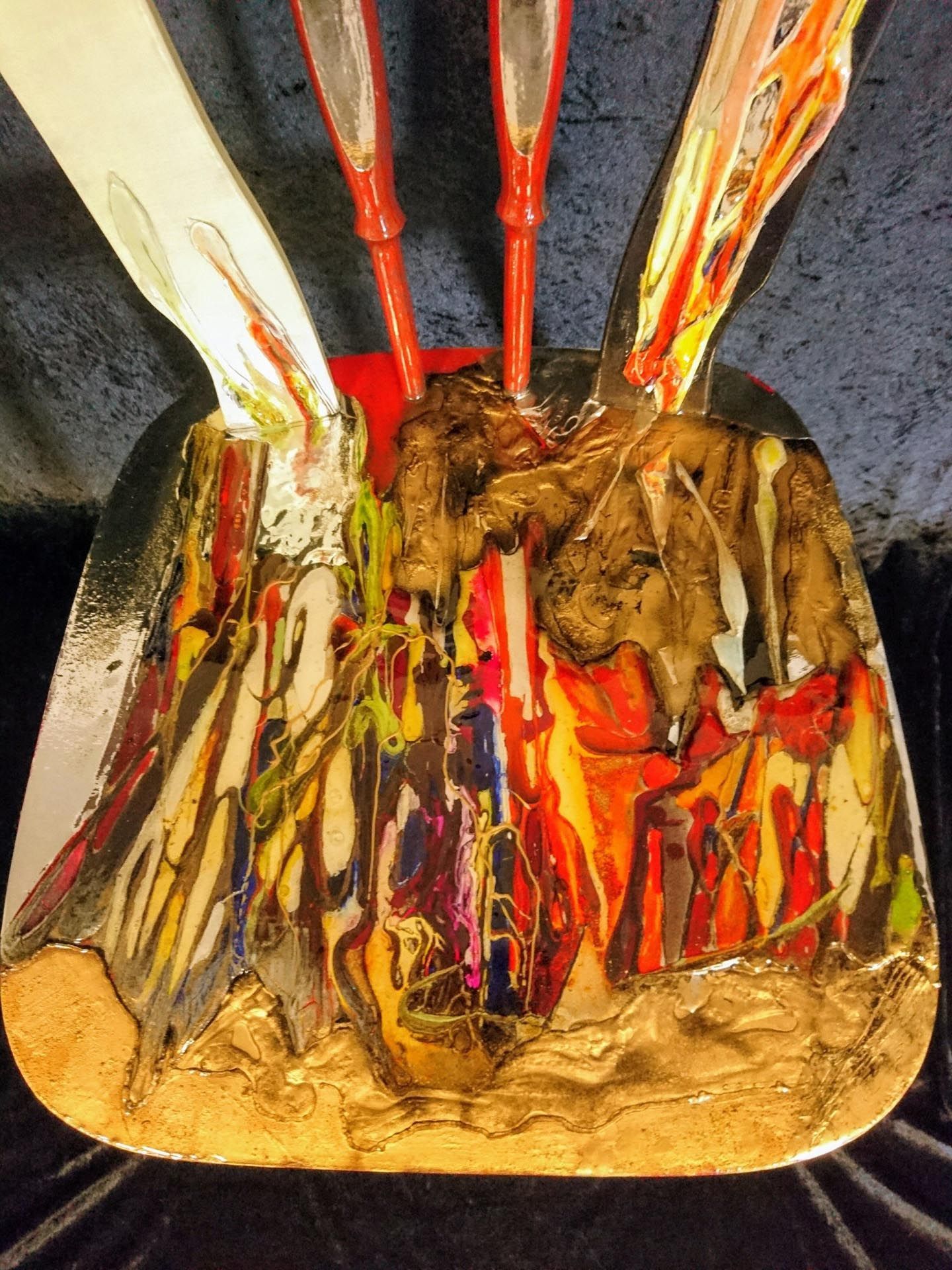 Ein Teller mit einem Gemälde eines Vulkans darauf