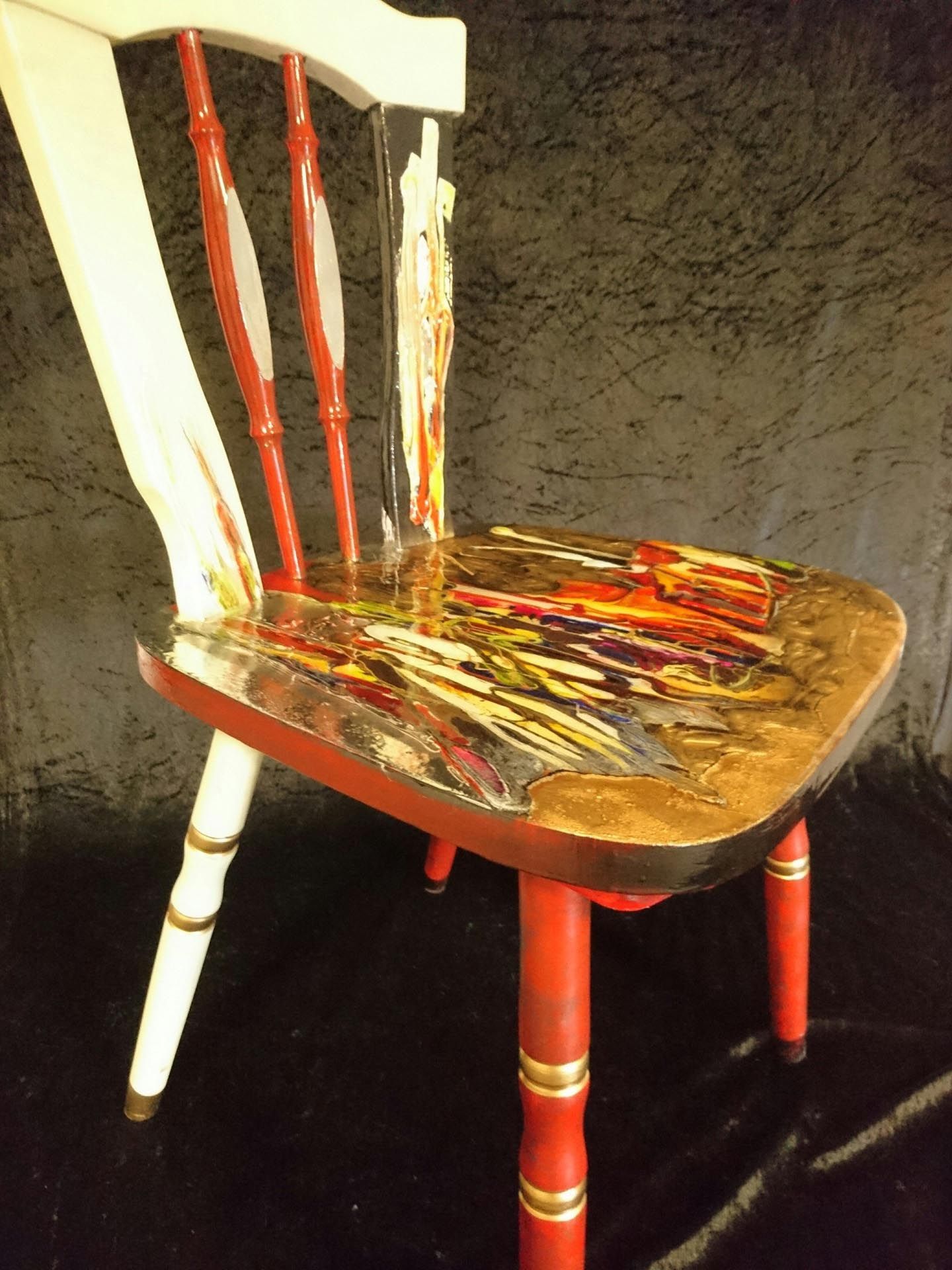 Ein Stuhl mit einem Gemälde auf der Rückenlehne