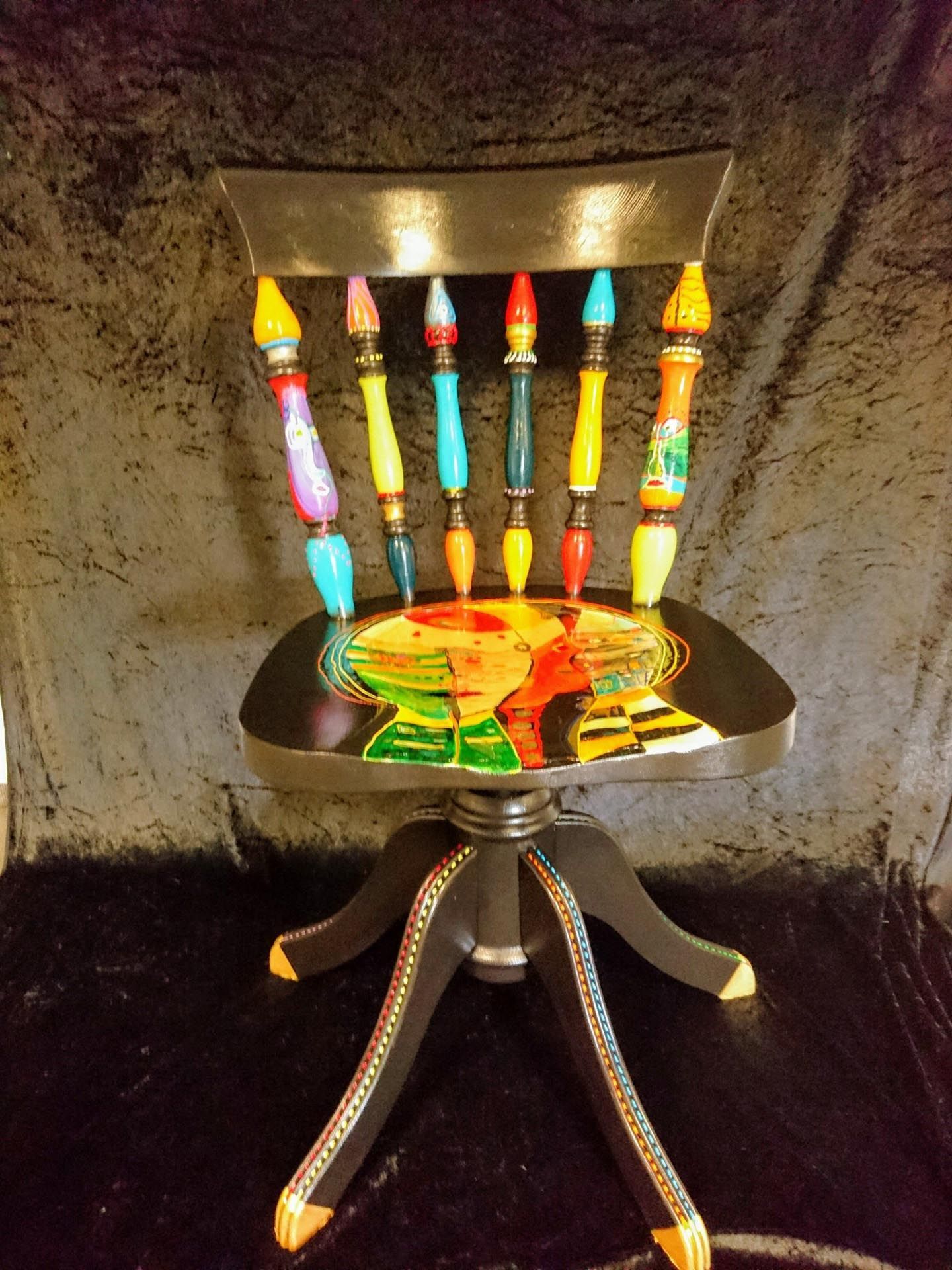 Ein bunter Stuhl mit einem Gemälde darauf