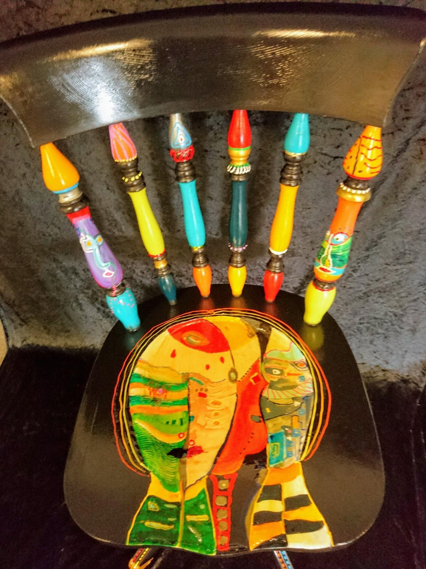 Ein Stuhl mit einem Gemälde einer Frau darauf