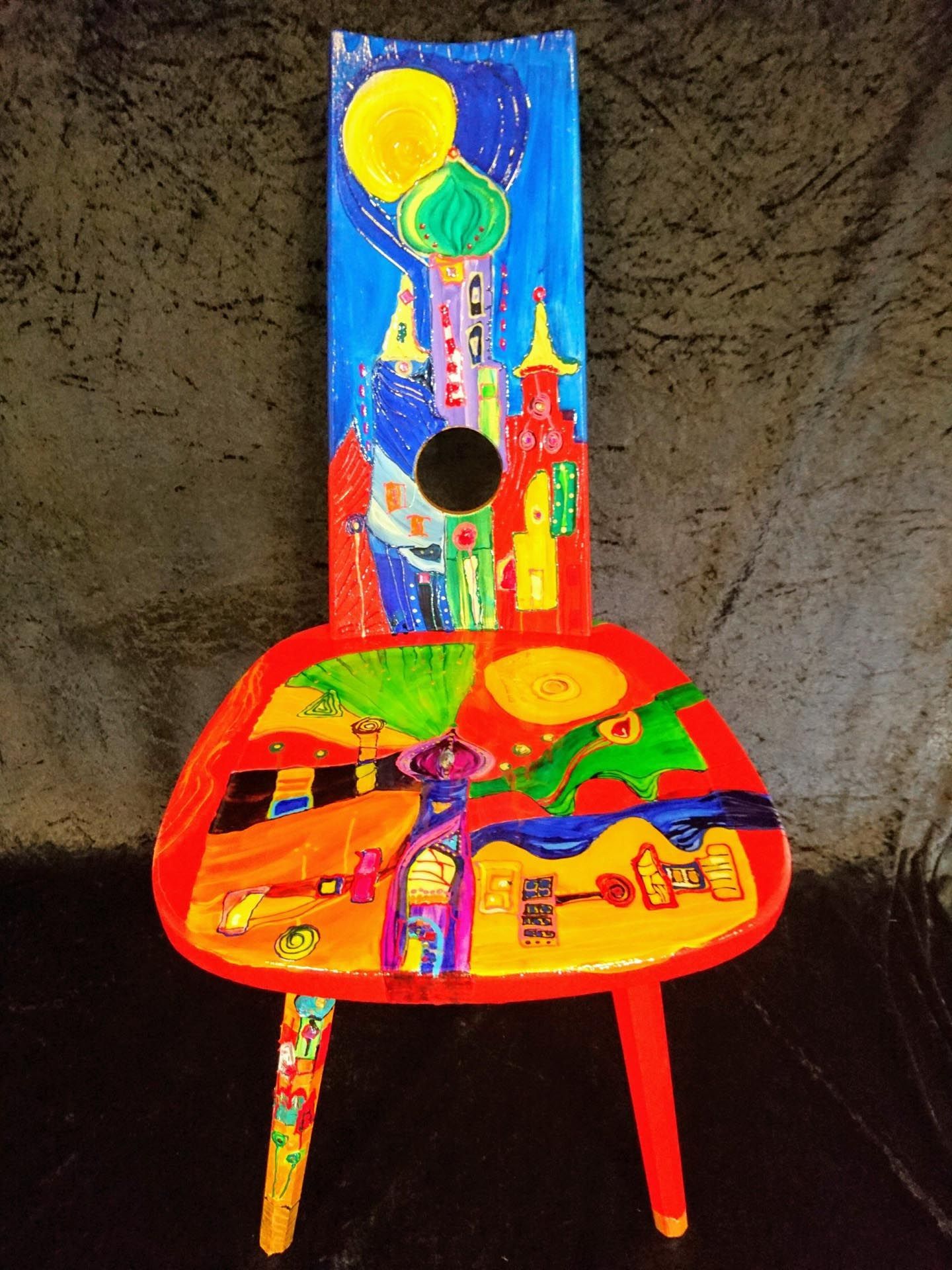 Ein Stuhl mit einem bunten Gemälde darauf