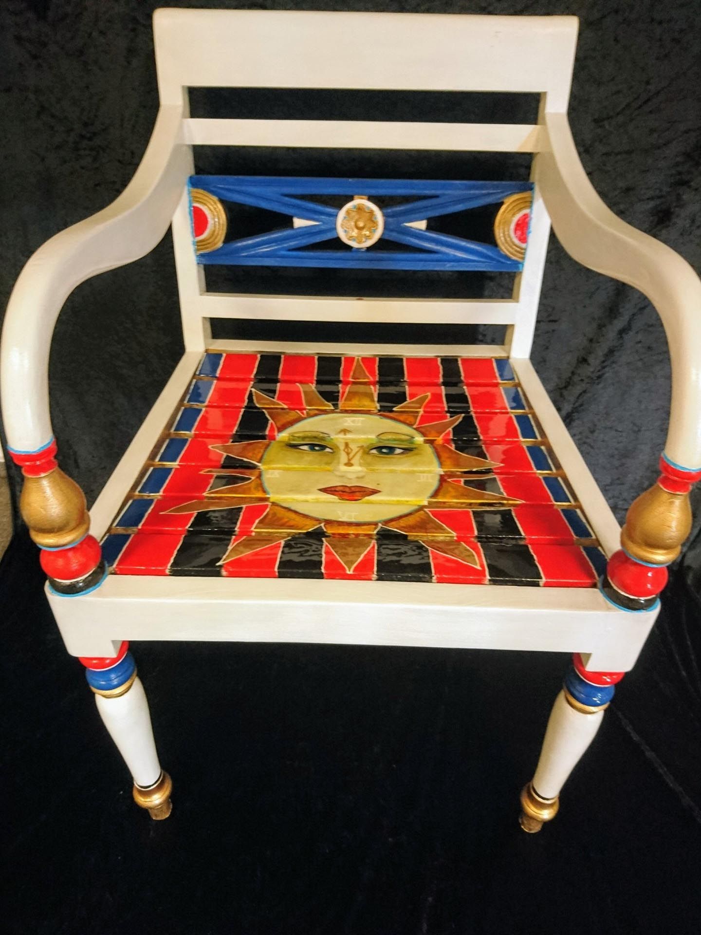 Ein Stuhl mit einer aufgemalten Sonne