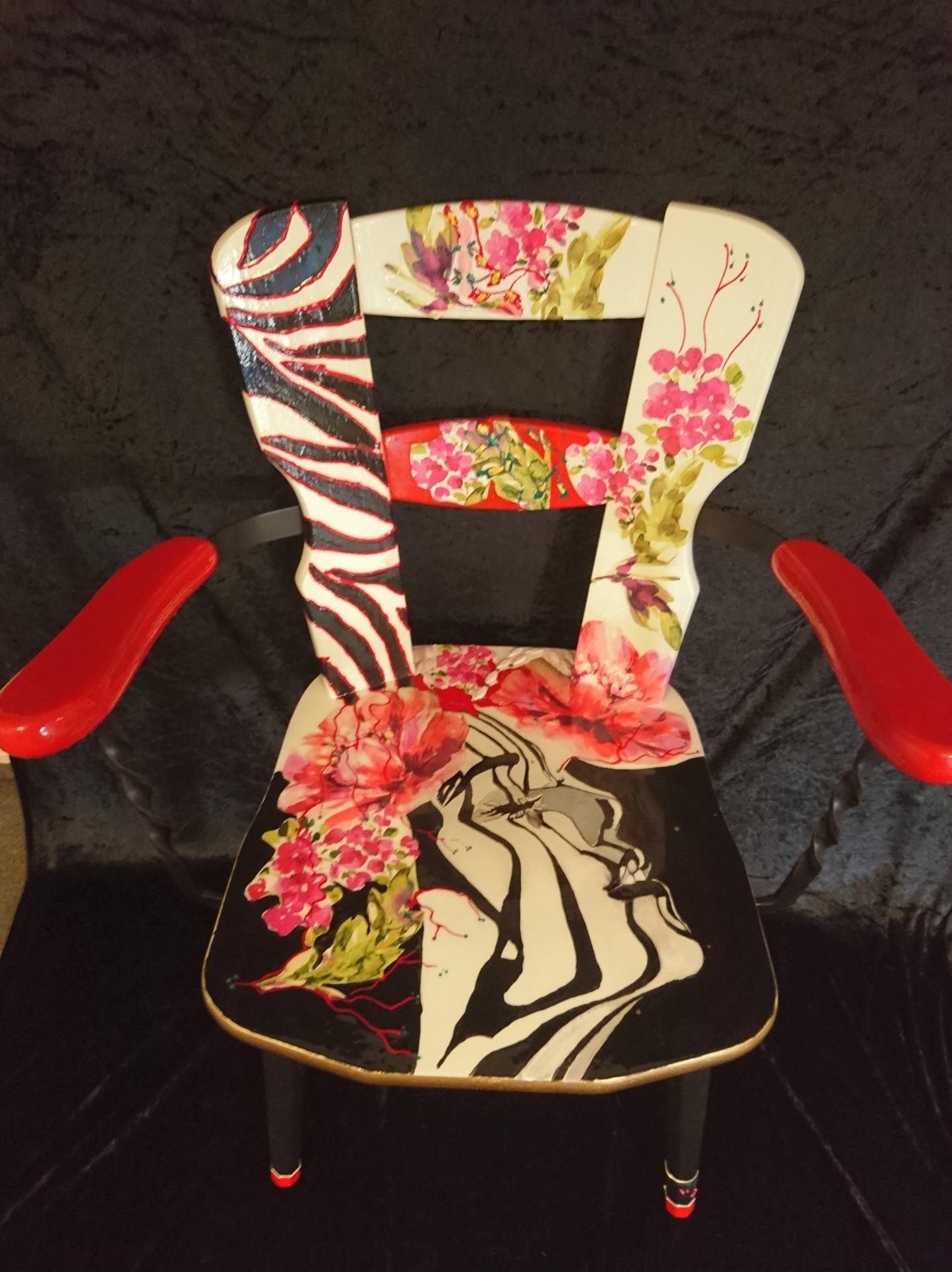 Ein Stuhl mit Zebramuster und Blumen darauf