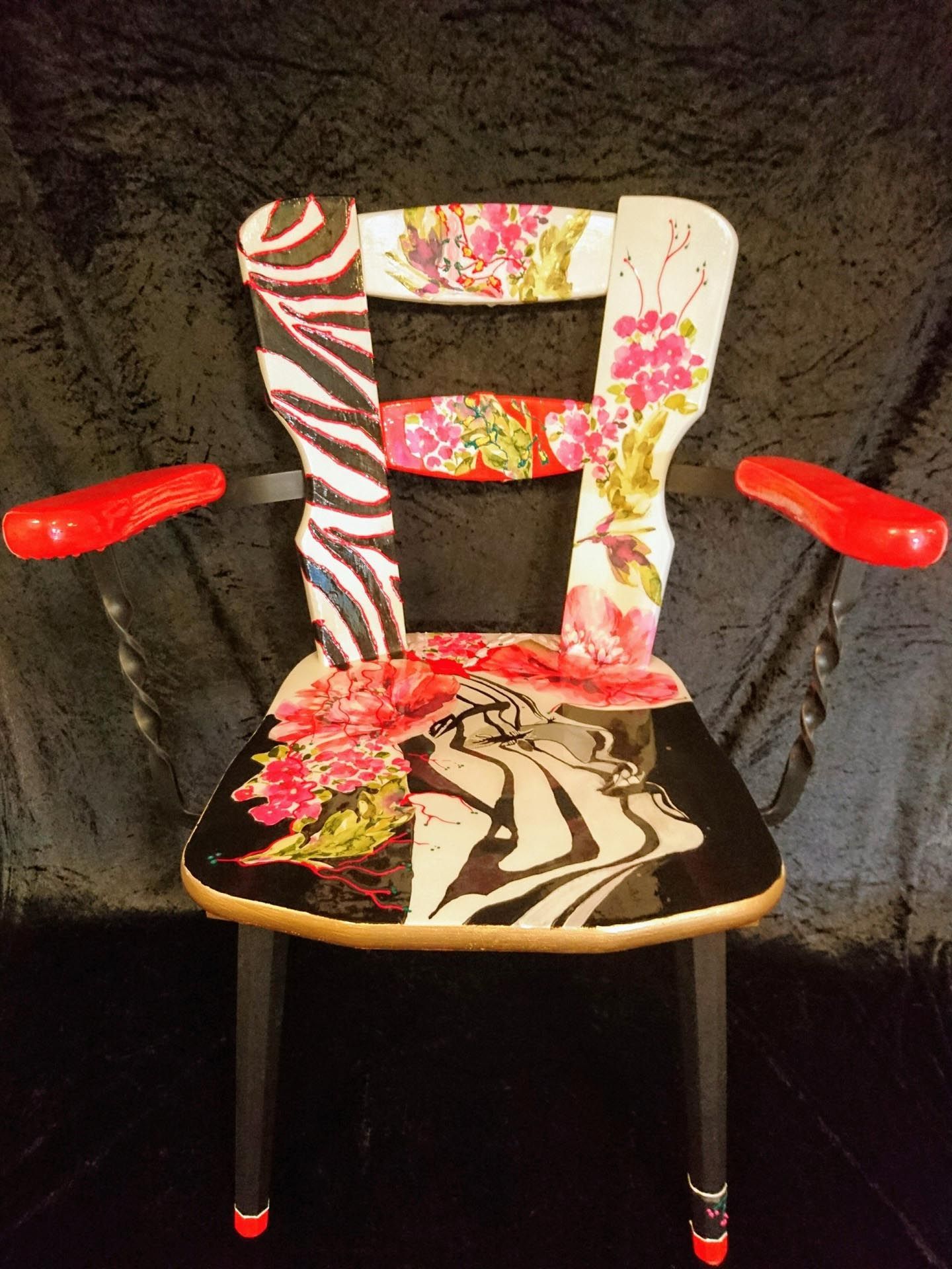 Ein Stuhl mit Zebramuster auf der Rückenlehne und roten Armlehnen