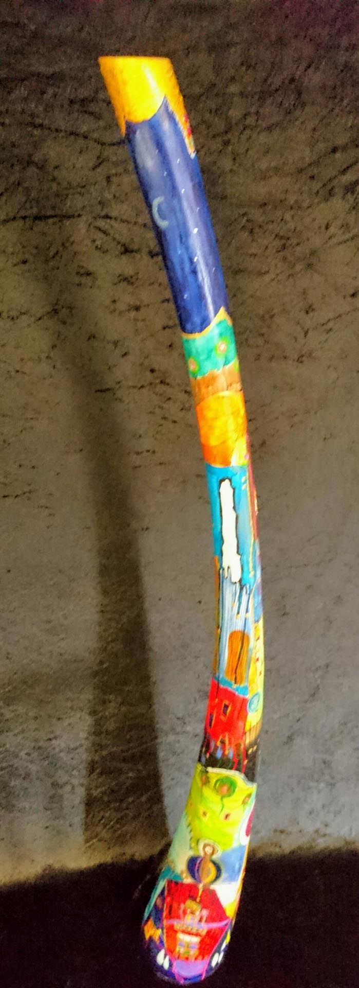 Auf einem Tisch steht ein bunter Gegenstand.