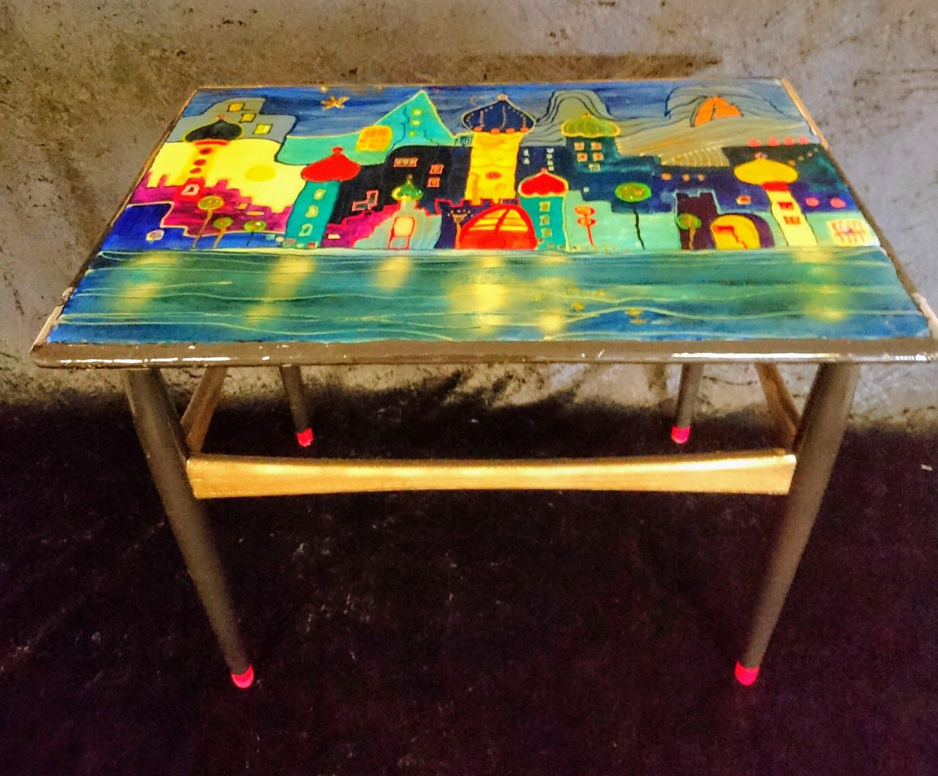 Ein Tisch mit einem Gemälde einer Stadt darauf