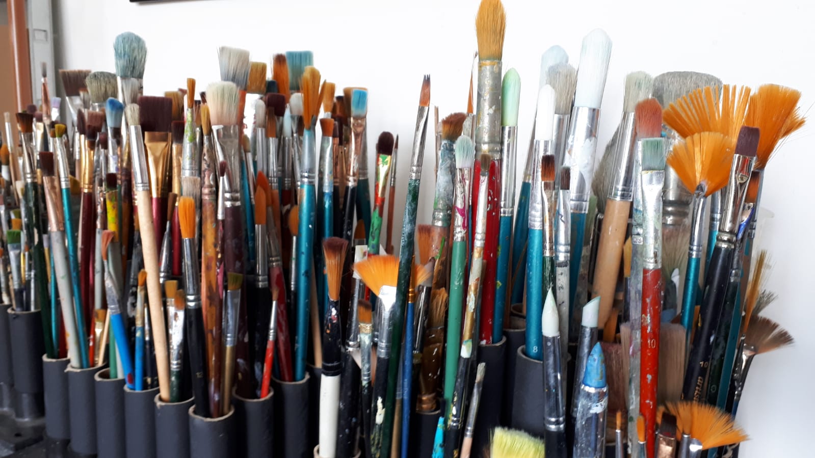 Ein Stapel Pinsel liegt auf einem Tisch.