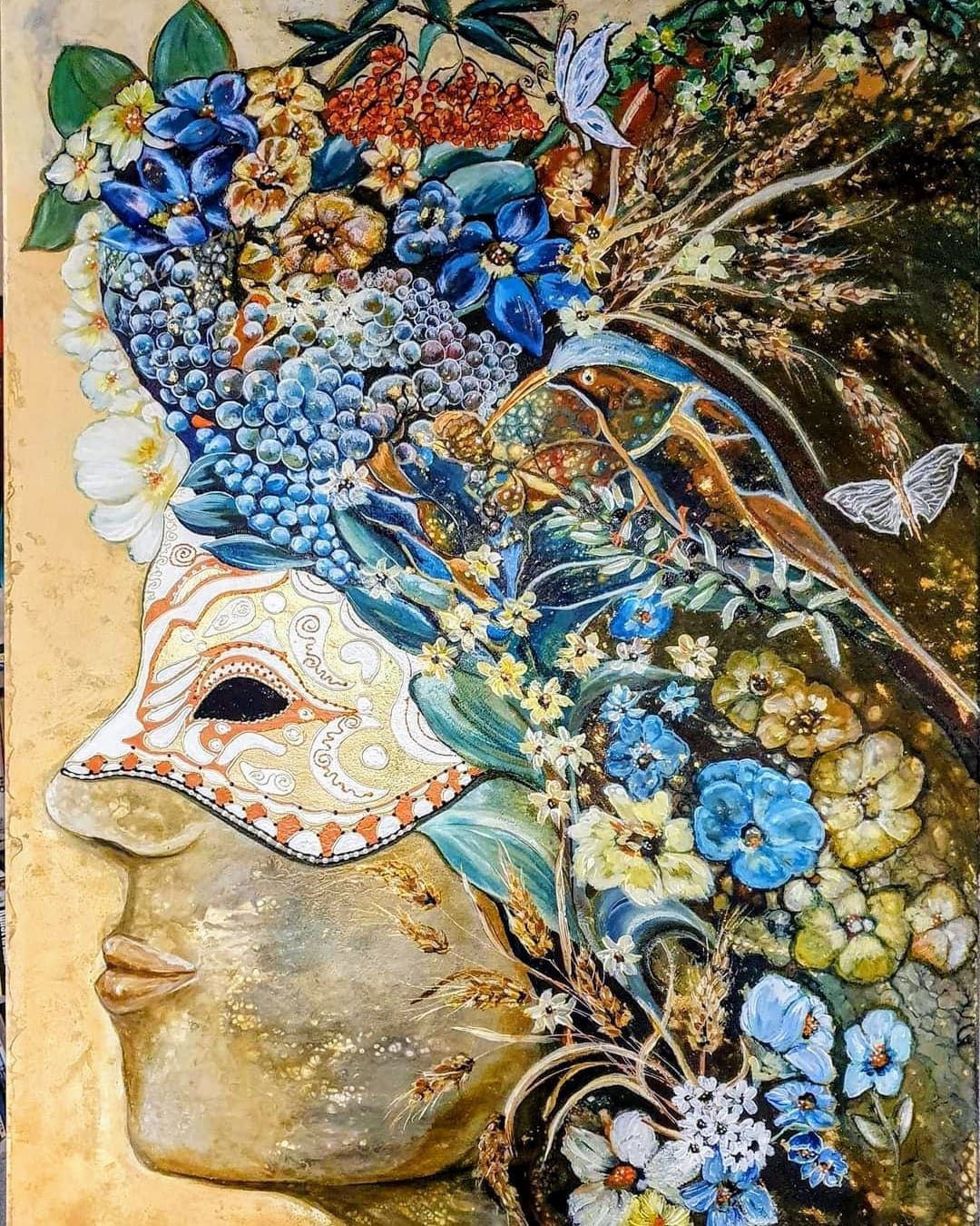 Ein Gemälde einer Frau, die eine Maske mit Blumen auf dem Kopf trägt