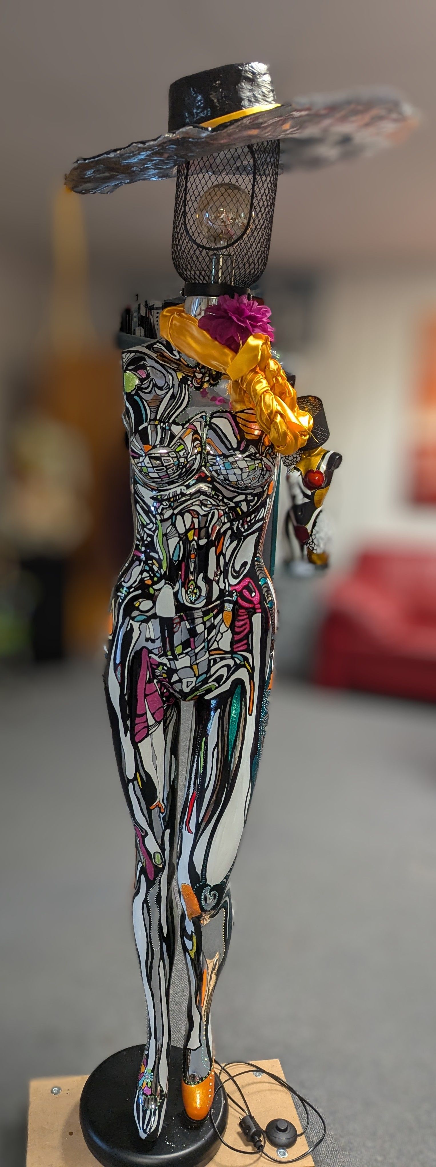 Auf einem Tisch sitzt die Statue eines Mannes mit Sombrero.