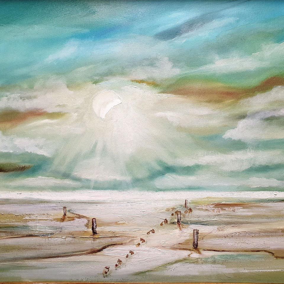 Ein Gemälde von einem Strand mit der Sonne, die durch die Wolken scheint