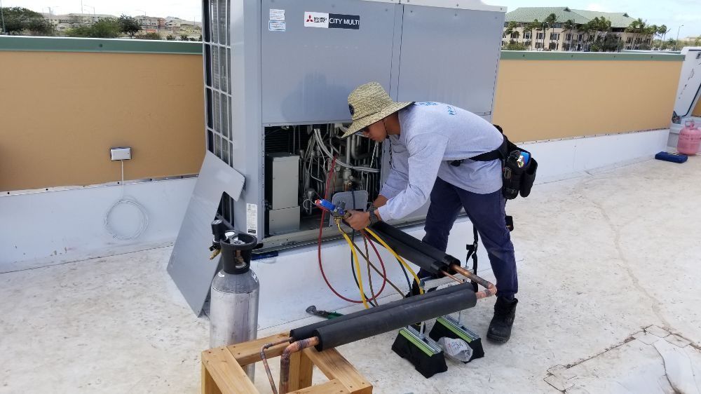 Air conditioning unit installation service on rooftop Air conditioning unit installation service on rooftop