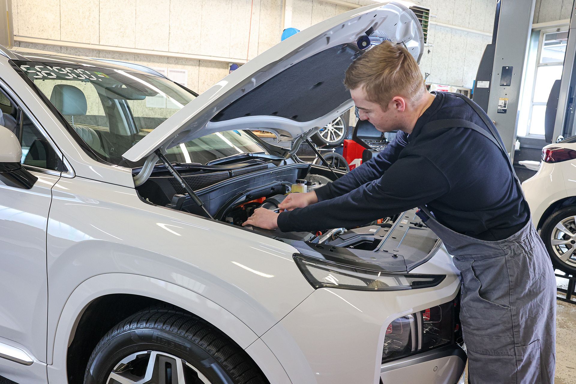 Wir bedienen wir unsere Kunden mit umfangreicher Fachkompetenz in allen Fragen rund um das Automobil. Wir bedienen wir unsere Kunden mit umfangreicher Fachkompetenz in allen Fragen rund um das Automobil.