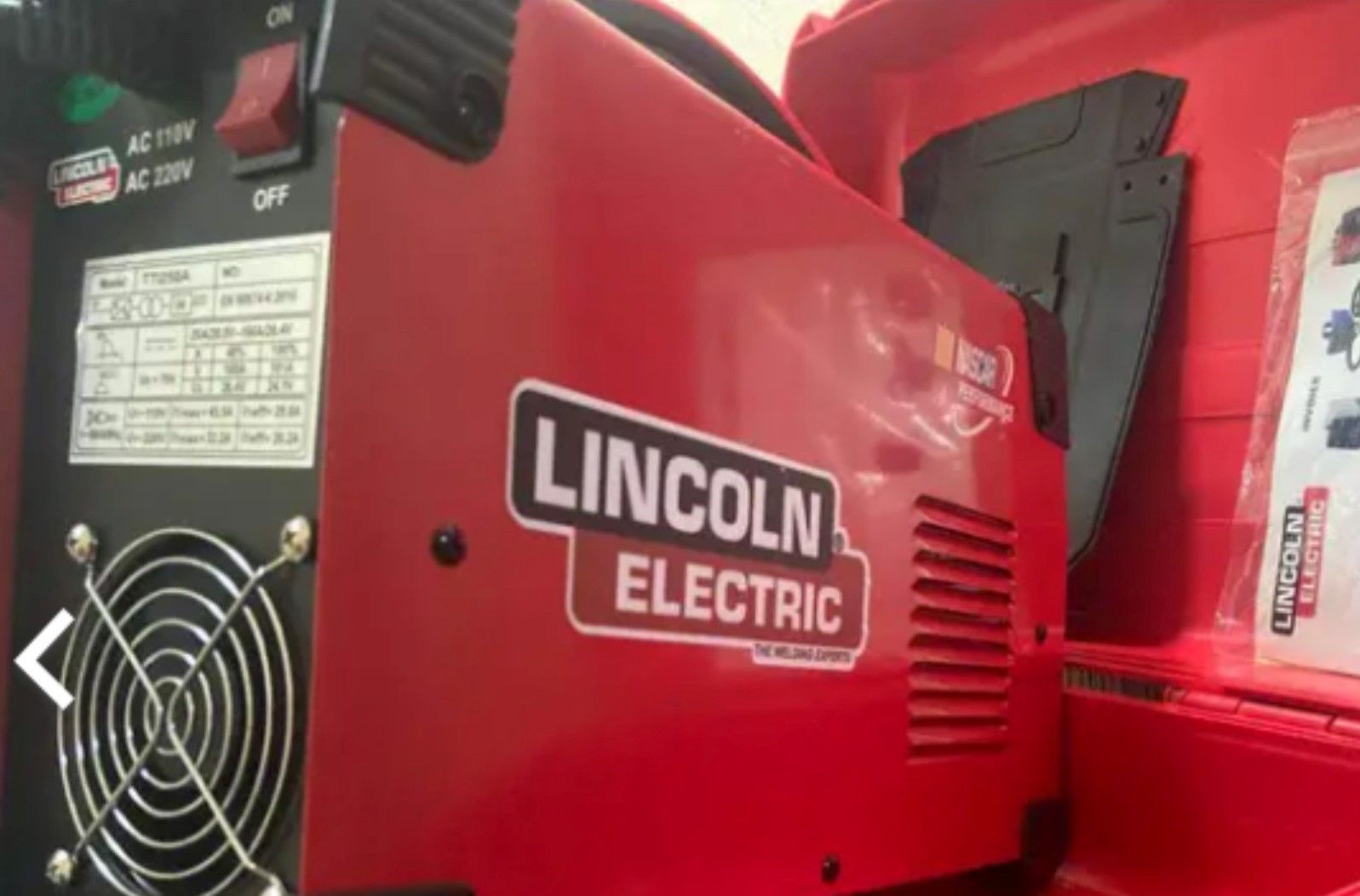 La parte trasera de una máquina de soldar Lincoln Electric