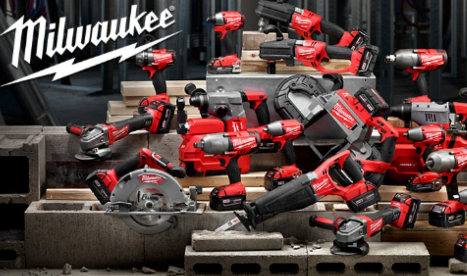 Un montón de herramientas de Milwaukee están colocadas una encima de otra sobre una mesa.