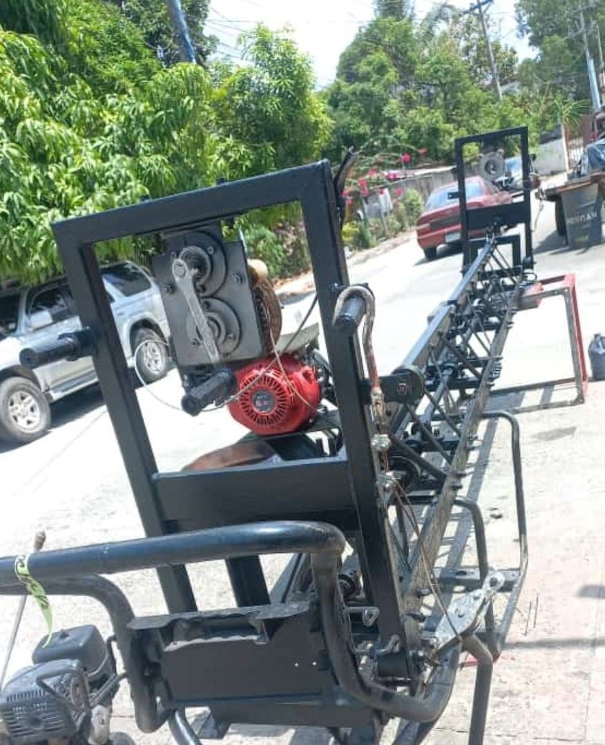 Una motocicleta está estacionada al costado de la carretera.