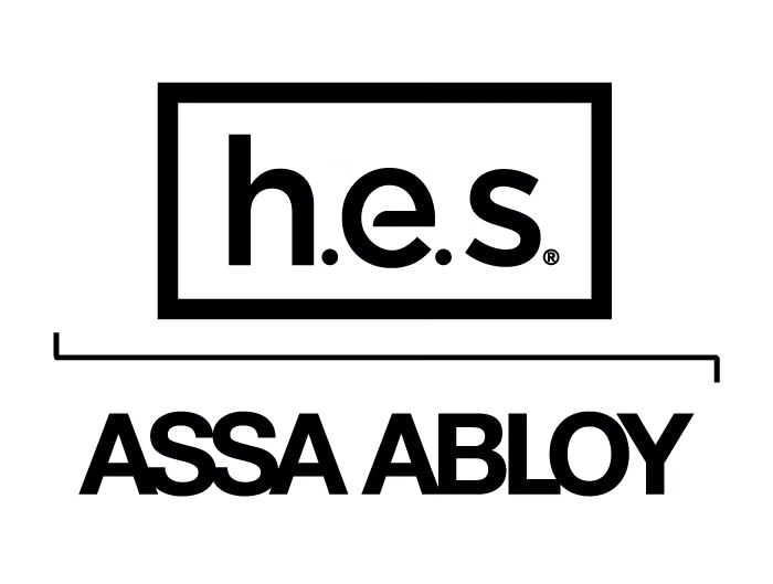 Le logo est au-dessus du nom ASSA ABLOY en noir sur fond blanc.