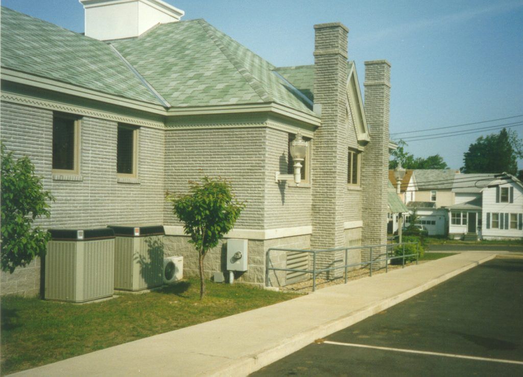 A row of houses with chimneys on the side of them