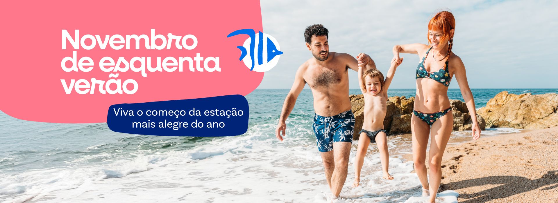 Uma família está caminhando na praia de mãos dadas.