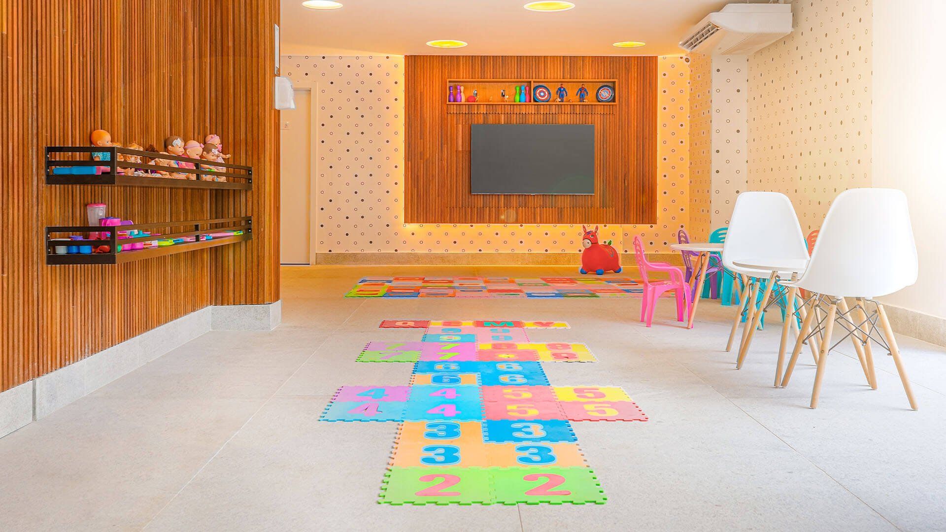 Um quarto infantil com um tapete de amarelinha no chão.