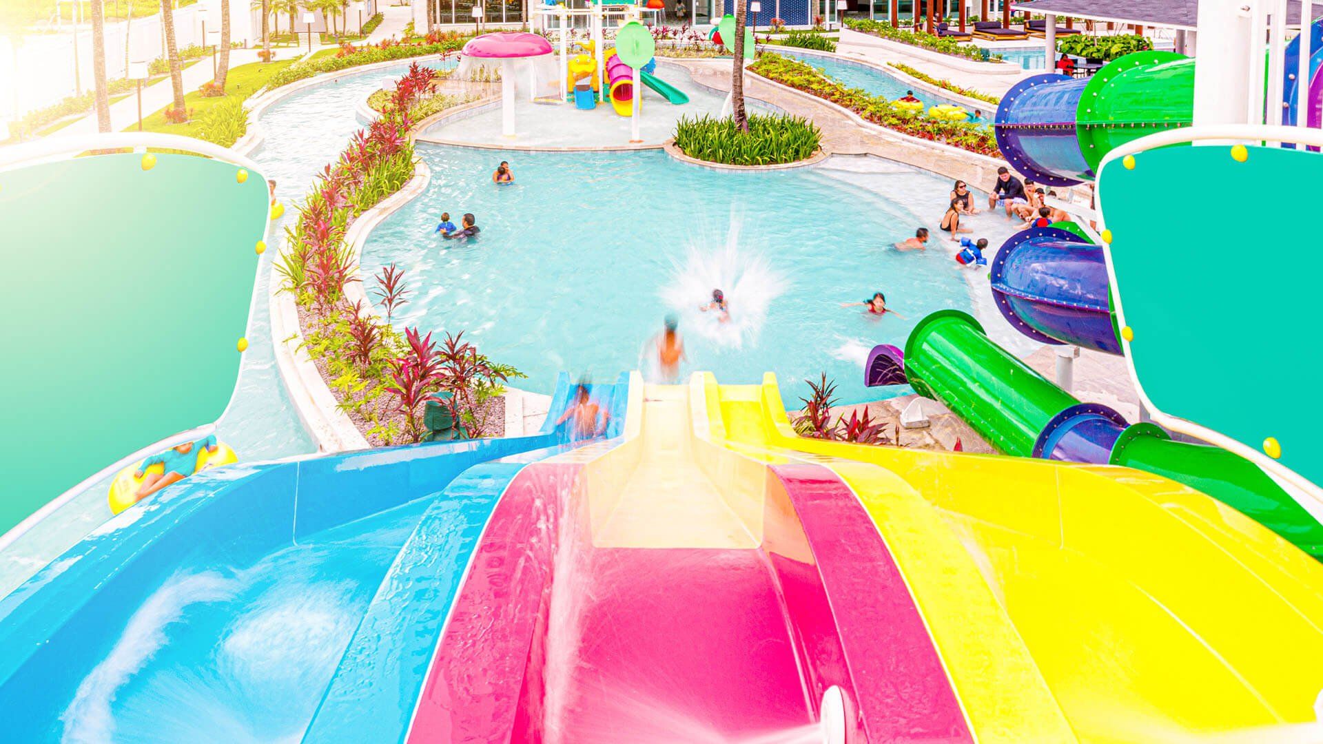 Um grupo de pessoas está descendo um toboágua em um parque aquático.