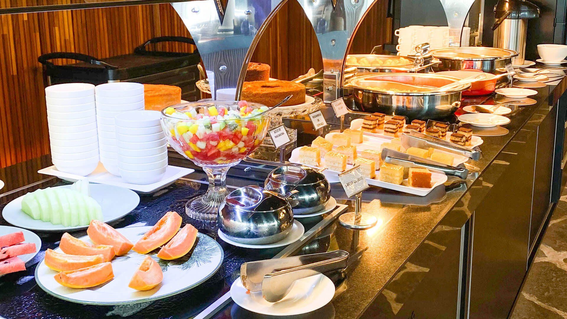 Há muitos tipos diferentes de comida na mesa.