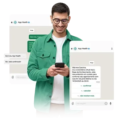 Homem usando o celular, sorrindo, com balões de bate-papo sobrepostos. Camisa verde, óculos. Logotipo do aplicativo Saúde visível.