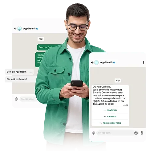 Gestão completa e inteligente para Clínicas e hospitais Homem usando o celular, sorrindo, com balões de bate-papo sobrepostos. Camisa verde, óculos. Logotipo do aplicativo Saúde visível.