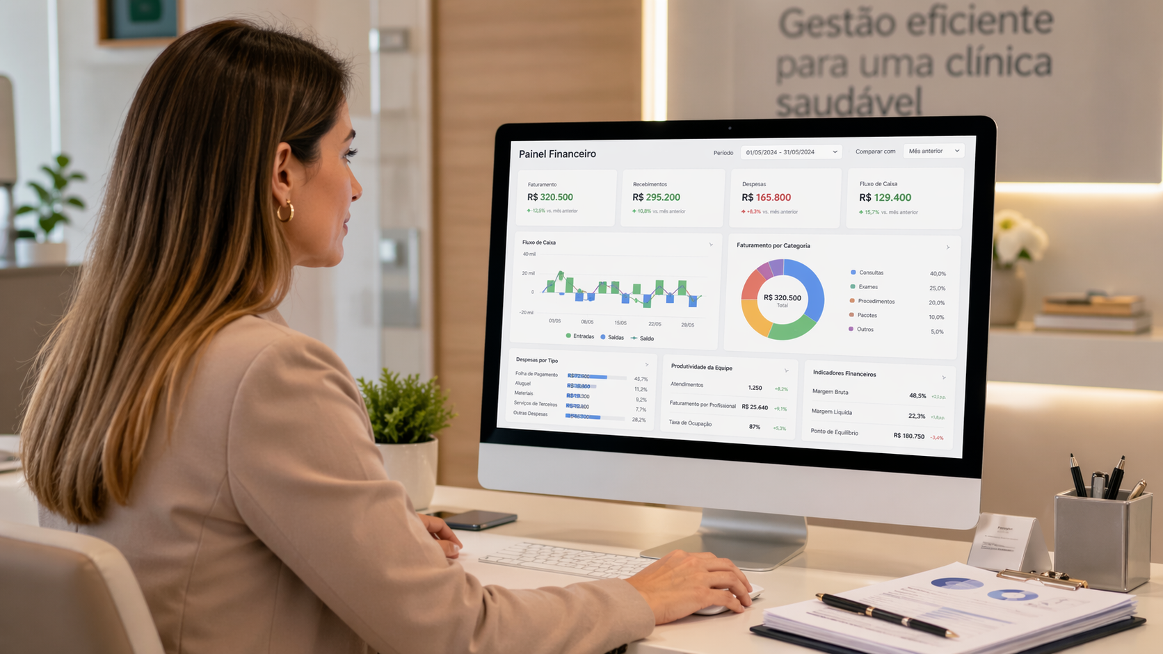 Gestora analisando fluxo de caixa e indicadores financeiros de clínica em software de gestão
